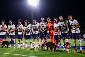 Pumas sale con perritos a la cancha y desata polémica por caso de Ramsey con su mascota