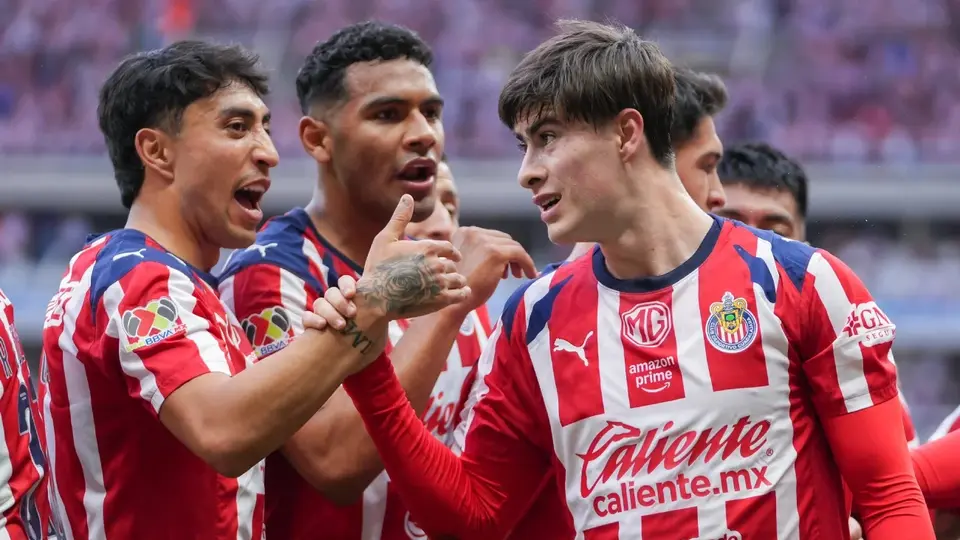 Amaury Vergara entregó regalo a Armando González por su título de goleo