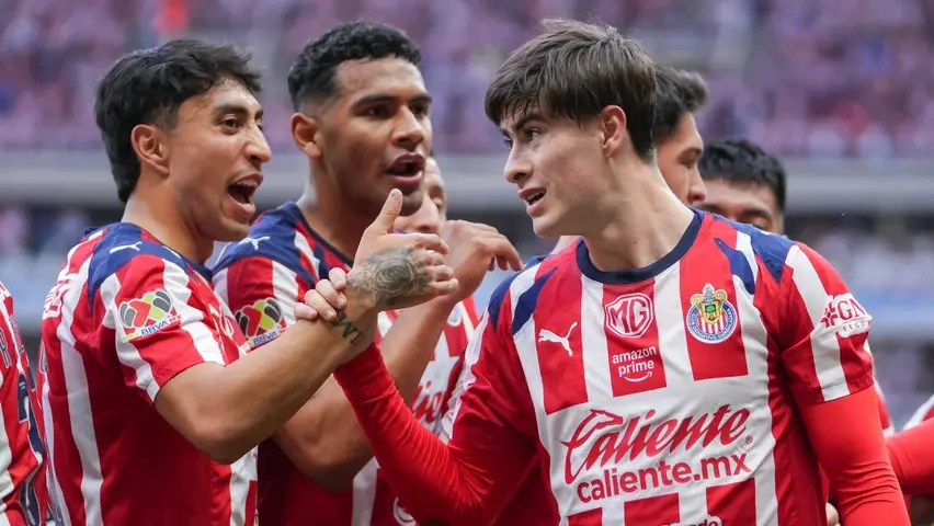 Amaury Vergara entregó regalo a Armando González por su título de goleo | IMAGO 7