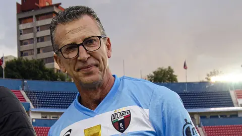 La ocasión en que Félix Fernández recibió un premio por parte del grupo Menudo