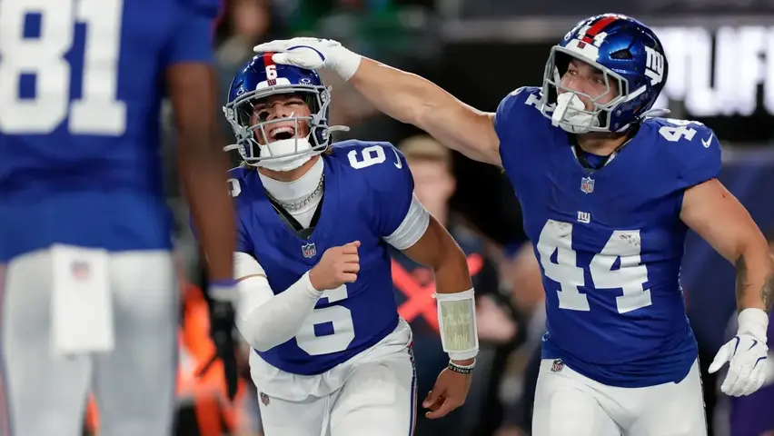 Jaxon Dart, mariscal de campo, y Cam Skattebo, corredor, en juego de los Giants | AP