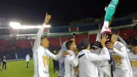 Afición de Cruz Azul se burla de la eliminación de Pumas en play-In