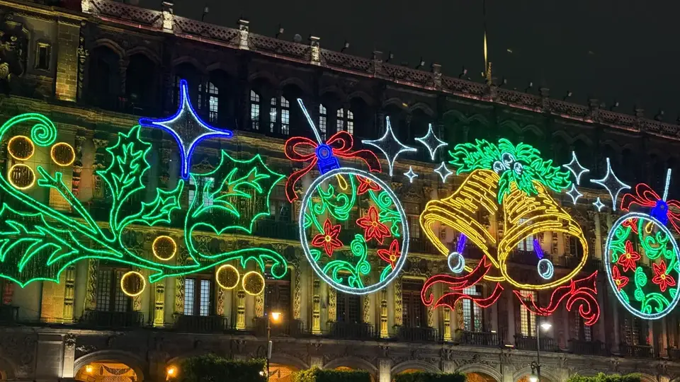 Clara Brugada enciende la Navidad 2025 en el Zócalo de la CDMX