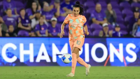 ¡Entre grandes se reconocen! Marta felicitó a Lizbeth Ovalle por ganar el Premio Marta