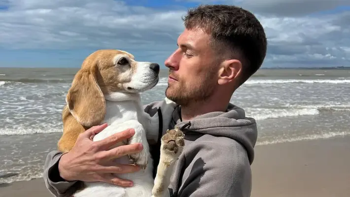 Familia Ramsey realiza emotivo homenaje a su perrita extraviada por el Día de Muertos