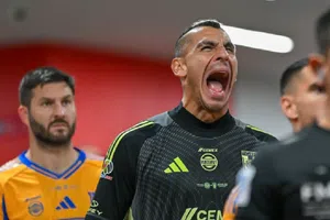 ¡Se salvó de la roja! Nahuel Guzmán debió ser expulsado por mostrar el trasero; confirma analista arbitral