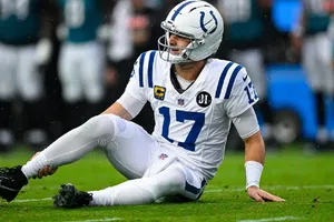 Daniel Jones sale lesionado en la derrota ante los Jaguars