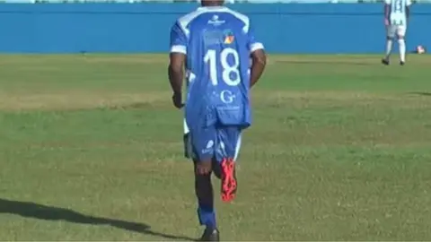 Futbolista del campeonato brasileño juega con tobillera electrónica tras salir de prisión