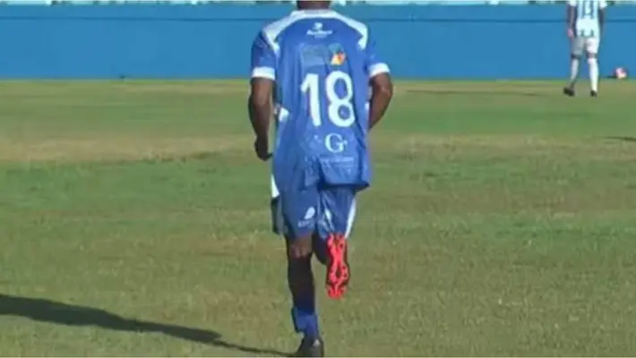 Futbolista del campeonato brasileño juega con tobillera electrónica tras salir de prisión