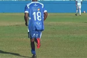 Futbolista del campeonato brasileño juega con tobillera electrónica tras salir de prisión