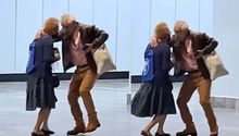 Pareja de abuelitos baila mientras espera el Metro de la CDMX y conquista las redes