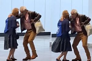 Pareja de abuelitos baila mientras espera el Metro de la CDMX y conquista las redes