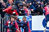 Johan Vásquez y el Genoa rescatan el empate ante el Cagliari en la Serie A