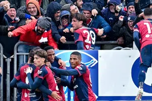 Johan Vásquez y el Genoa rescatan el empate ante el Cagliari en la Serie A