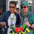 Encuentro de leyendas: Jorge Campos le regala su jersey a Fernando Alonso