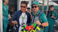 Encuentro de leyendas: Jorge Campos le regala su jersey a Fernando Alonso