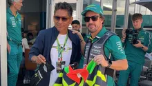 Encuentro de leyendas: Jorge Campos le regala su jersey a Fernando Alonso