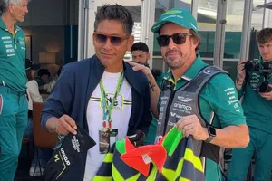 Encuentro de leyendas: Jorge Campos le regala su jersey a Fernando Alonso