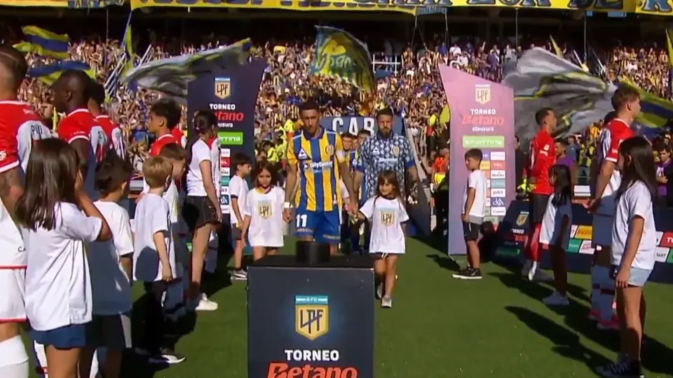 Pasillo de espaldas: la dura protesta de Estudiantes tras el título de Rosario Central