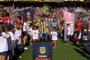 Pasillo de espaldas: la dura protesta de Estudiantes tras el título de Rosario Central