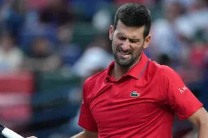 Djokovic se da de baja del Masters de París tras abandonar torneo de exhibición por lesión