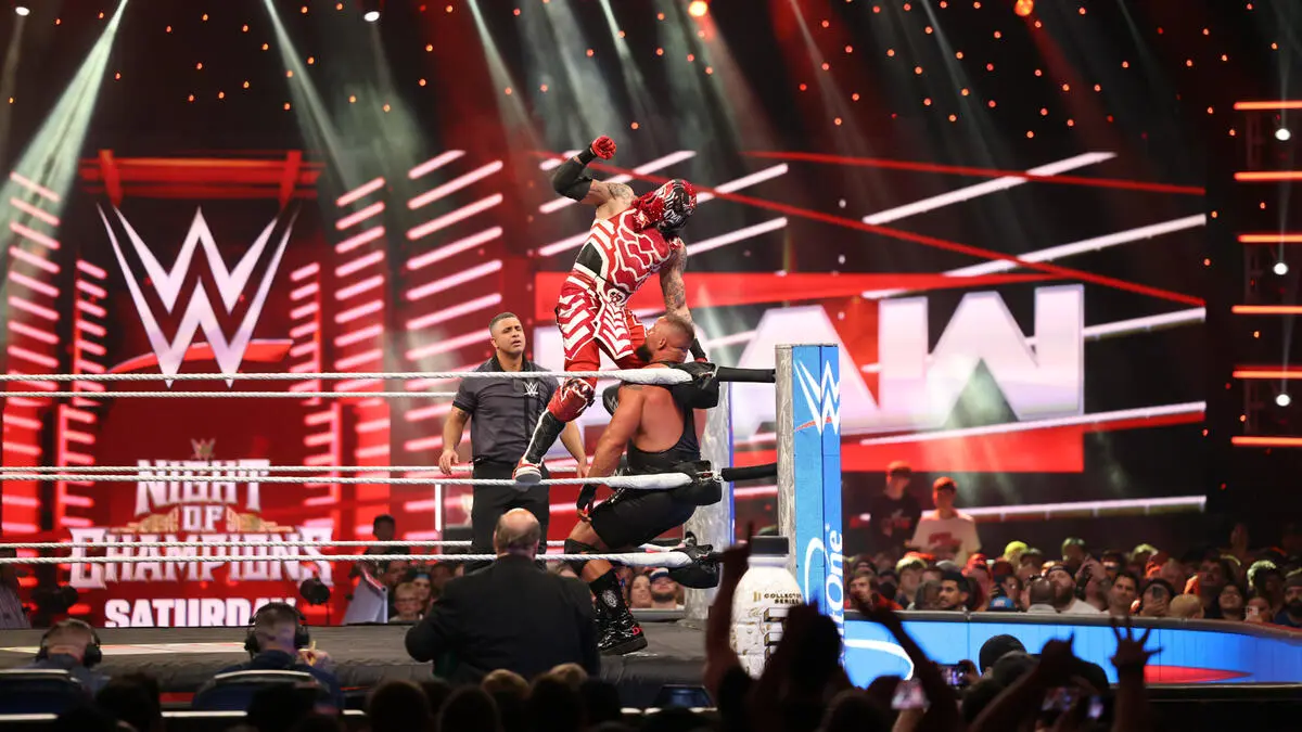 Penta enfrentando a Bron Breakker | wwe.com