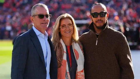 Lewis Hamilton presente en la derrota de Denver ante Jacksonville