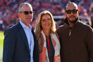 Lewis Hamilton presente en la derrota de Denver ante Jacksonville