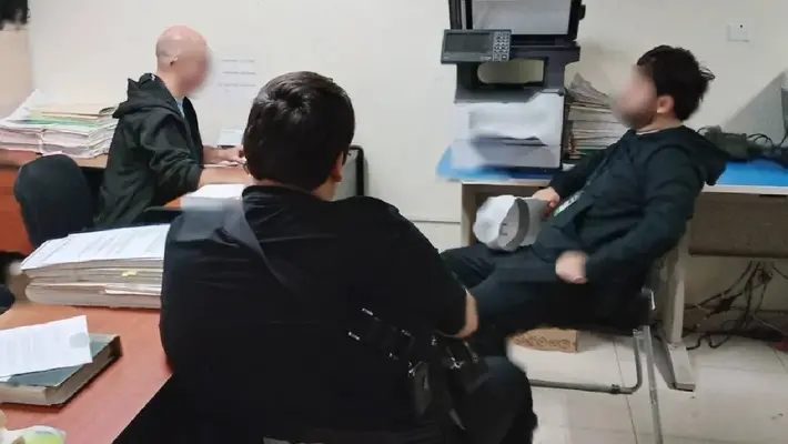 Luis R. Conríquez comparece ante la fiscalía de Jalisco por posible apología del delito