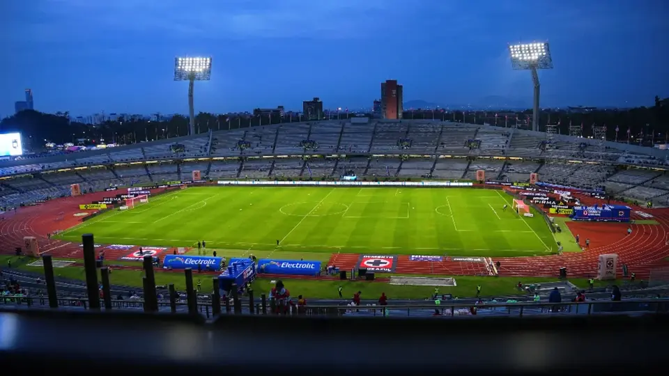 Afición del América ‘roba’ el pebetero de C.U. y manda mensaje a Cruz Azul