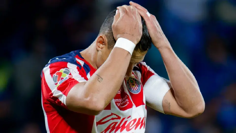 Exfutbolistas defienden a Chicharito Hernández tras penal fallado