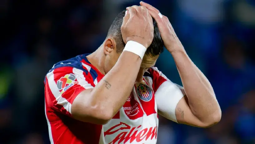 Exfutbolistas defienden a Chicharito Hernández tras penal fallado