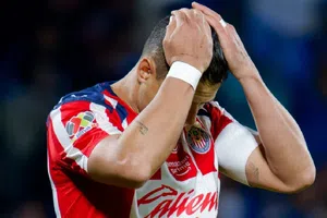 Exfutbolistas defienden a Chicharito Hernández tras penal fallado