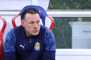 ‘Feliz, le hace bien a todo el grupo’: Gabriel Milito sobre el gol de Chicharito