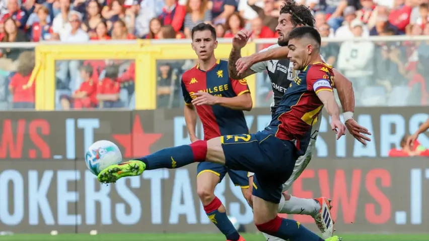 Johan Vásquez con el Genoa | AP