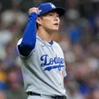 Yamamoto lanza joya histórica y pone a Dodgers 2-0 sobre Milwaukee