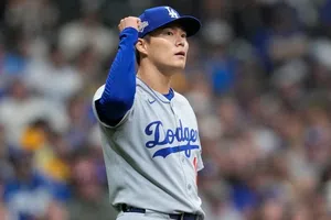 Yamamoto lanza joya histórica y pone a Dodgers 2-0 sobre Milwaukee