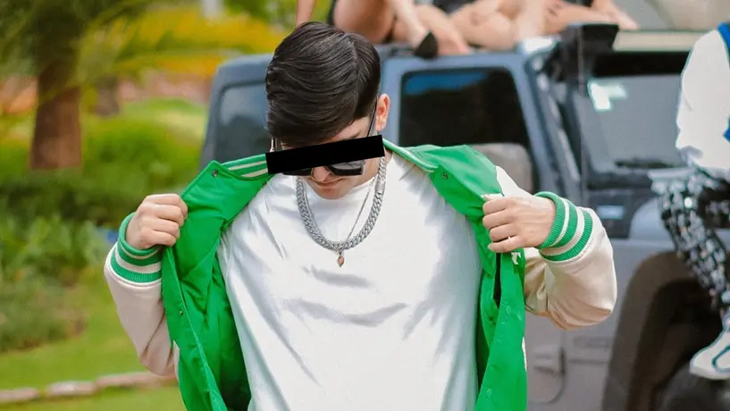 ¿Quién es el cantante de corridos tumbados arrestado en Mexicali junto a su suegra?