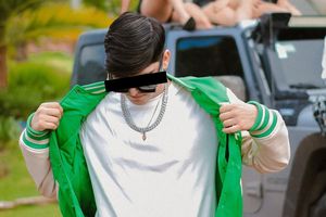 ¿Quién es el cantante de corridos tumbados arrestado en Mexicali junto a su suegra?