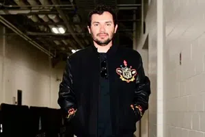 Diego Ortiz, coach mexicano de los Colts, presume chamarra del Día de Muertos en la NFL