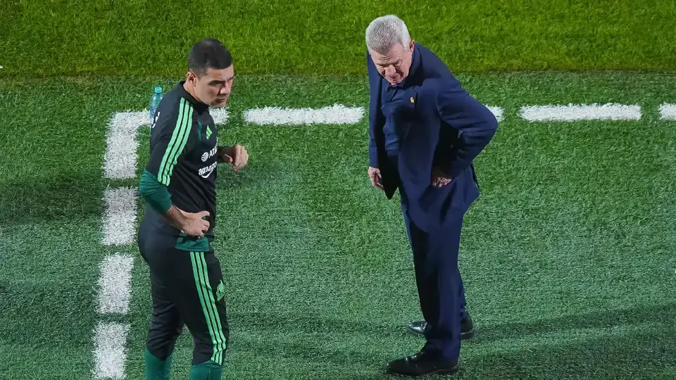 Javier Aguirre reacciona a los abucheos tras el empate ante Uruguay