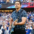 La extraña racha de himnos de Brad Paisley y juegos interminables en la MLB