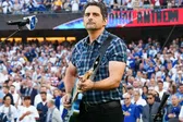 La extraña racha de himnos de Brad Paisley y juegos interminables en la MLB