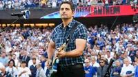 La extraña racha de himnos de Brad Paisley y juegos interminables en la MLB