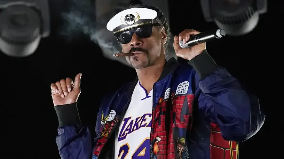 It 's Snoop D.O. Double G! El rapero estará en el show de medio tiempo de NFL en Navidad
