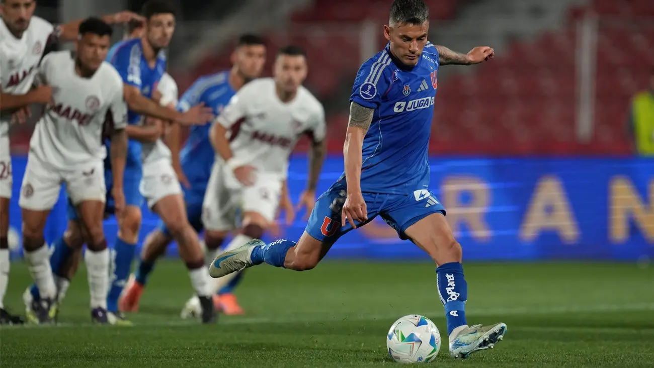 Charles Aránguiz ejecuta el penalti con el que Universidad de Chile empató a Lanús | AP