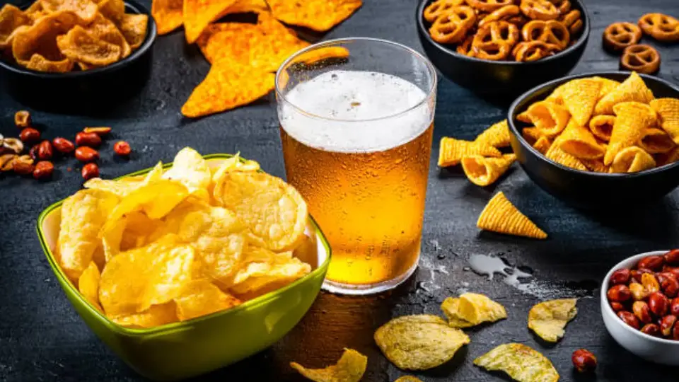 Proponen nuevo impuesto en CDMX para papitas, refrescos, alcohol, chocolates y más