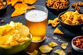 Proponen nuevo impuesto en CDMX para papitas, refrescos, alcohol, chocolates y más