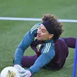 Memo Ochoa se olvida del Tri y disfruta de la NFL en el Santiago Bernabéu
