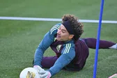 Memo Ochoa se olvida del Tri y disfruta de la NFL en el Santiago Bernabéu